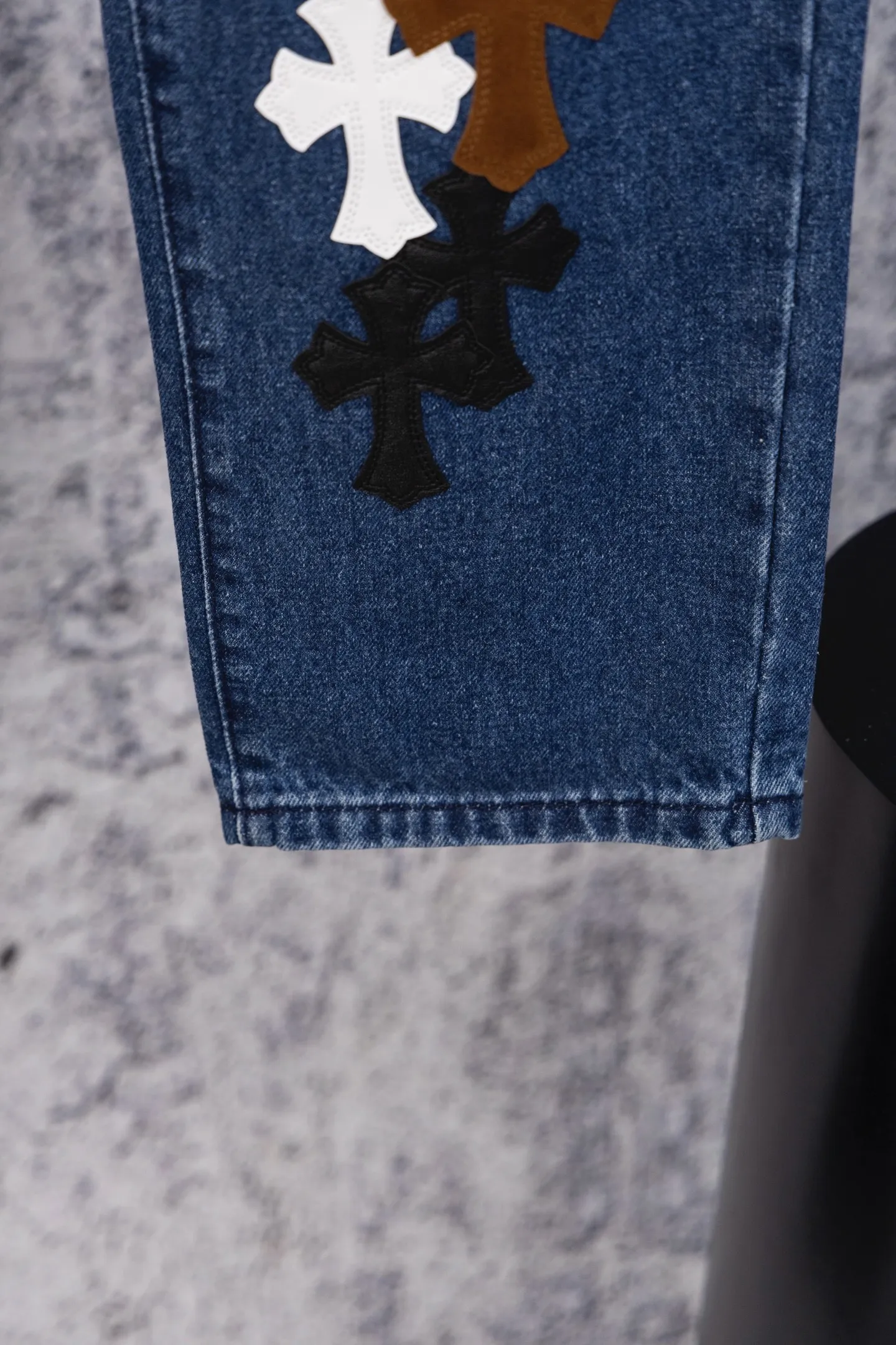 P260 CH Chromehearts limited edition three-color cross patchwork leather flame jeans, priced at 34W level, patchwork cross pattern embellishment, washed jeans! ! An absolutely high-end luxury product, a 1.9W-level god-level single product, a super popular product, made by top heavy industry, a magic weapon that cannot be missed! [About Zangyin] This is an extremely luxurious fashion brand that can also be called the aristocracy of the high street. It has always been an exclusive brand for some hipsters or rich second generations. Compared with ordinary high streets, it is more luxurious and noble. Compared with luxury brands, it is more fashionable and individual. It has always been a brand that I have a special liking for. [Top heavy industry fashion design] Consistently high-street luxury style. Speaking of this style, the Zangyin family and GU family are definitely the leading representative brands. Especially the Zangyin family has really achieved a state-of-the-art effect in creating high-street style. The unique washed material is used to create this style. The color system is already quite eye-catching. After it is decorated with patchwork cross flowers, it cleverly highlights the charm of the brand. Secondly, this style uses classic The high-waist cutting design highlights the long legs and fashionable temperament of the upper body. The brand is highly recognizable and the slim fit configuration is more suitable for daily wear. It is a product that interprets personality, fashion, and specifications at a glance. This single product is enough to make any fan excited. It can be a white T-shirt for a youthful college style, or a tight suspender for a royal style. It has strong matching ability and can be easily controlled by men.  [Materials and craftsmanship] Needless to say, this point goes without saying. As an excellent craftsman brand, Zangyin’s requirements for details and craftsmanship are really perfect. The washed color of this model has gone through so many processes, not to mention the embellishment of denim appliques. It is also purely hand-made and sewn. Just like what they believe in, only hand-made things have soul and have the meaning of wear. A top-notch heavy-duty fashionable denim item, I look forward to your perfect interpretation! !  Color: blue Size: 28-36